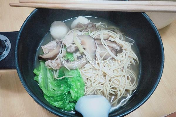 黑胡椒香菇鱼丸汆肉汤面