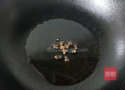 青椒炒虾的做法图解1