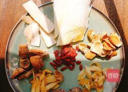 鱼翅骨栗子干玉竹百合松茸汤的做法图解1