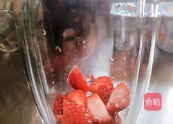 草莓黄桃酸奶奶昔(粉红佳人)的做法图解2