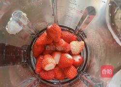 草莓黄桃酸奶奶昔(粉红佳人)的做法图解3