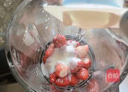 草莓黄桃酸奶奶昔(粉红佳人)的做法图解4