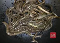 Illustration of how to make wolfberry loach soup 2