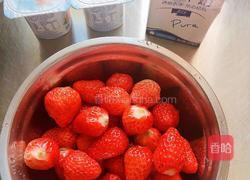 草莓黄桃酸奶奶昔(粉红佳人)的做法图解1