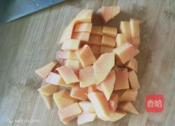 牛奶蒸木瓜的做法图解1