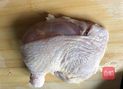 土豆炒鸡腿的做法图解1