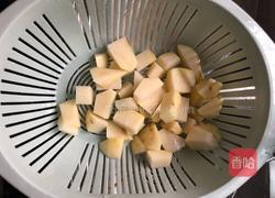 土豆炒鸡腿的做法图解2