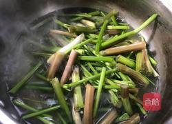 双椒炒野芹菜梗的做法图解4