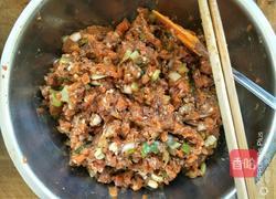 牛肉胡萝卜包子的做法图解1