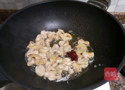 酸菜油豆腐烧肥肠的做法图解7