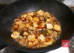 酸菜油豆腐烧肥肠的做法图解11