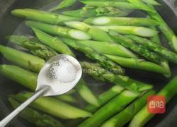 香肠炒芦笋的做法图解3
