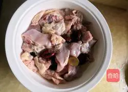 Illustration of how to make five-ingredient chicken soup 6