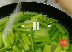 家常芹菜炒五花肉的做法图解1
