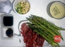 猪肉炒芦笋的做法图解1