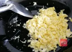 Illustration of how to make buns with fungus and carrot stuffing 3