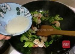 西兰花炒虾仁的做法图解7