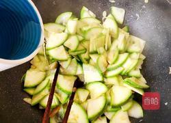 西葫芦炒腊肠的做法图解6