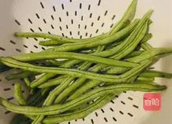 Illustration of how to make gluten-free shredded beans and pork 6