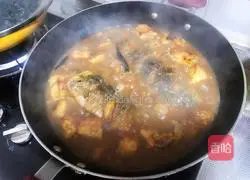 Illustrated recipe for stewed crucian carp and tofu 4