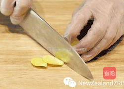 新西兰花胶筒子骨黄豆苦瓜汤的做法图解3