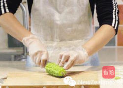 新西兰花胶筒子骨黄豆苦瓜汤的做法图解5