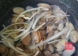 花蛤丝瓜汤的做法图解1