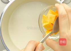 12-18个月辅食：蛋黄南瓜片的做法图解2
