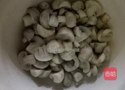 猪肉木耳蘑菇馅的做法图解2