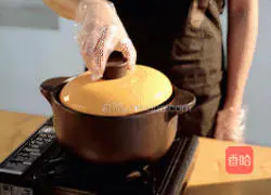 Illustration of how to make papaya, white fungus, milk and sugar water 4