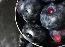 ＃水果创意菜＃蓝莓香蕉奶昔的做法图解3