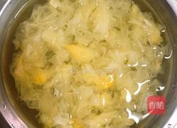  草莓玫瑰花蜜银耳羹的做法图解2