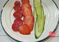 牛肉饼草莓三明治的做法图解2