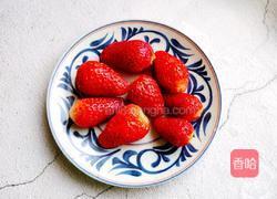 水果创意菜＋草莓炒酸奶的做法图解3