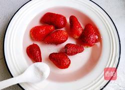 水果创意菜+草莓炒酸奶的做法图解2