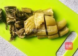 猪粉肠酸菜汤的做法图解3