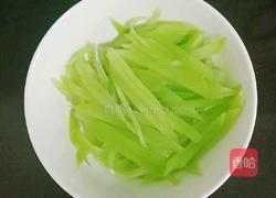 莴笋苹果软饼 (宝宝辅食)的做法图解1