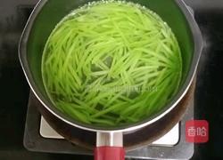 莴笋苹果软饼 (宝宝辅食)的做法图解2