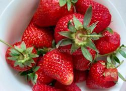 果粒草莓奶昔的做法图解1