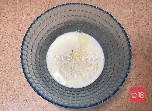 将牛奶、玉米油也加入面粉中。