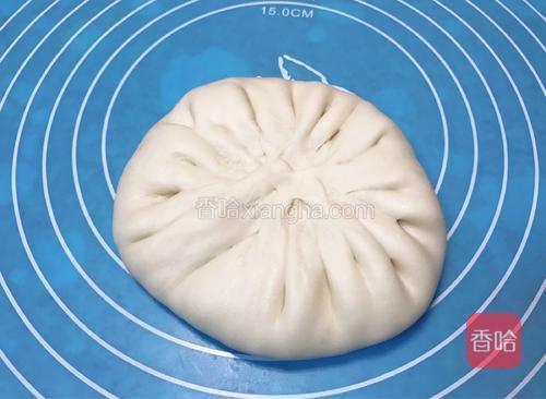 包好、收口，不用讲究手法，不漏馅、厚薄一致就行。