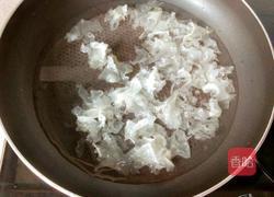 水果银耳露的做法图解1