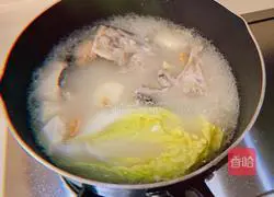 Illustration of how to make fresh and sweet salmon head tofu soup 2