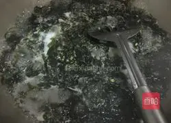 Illustration of how to make seaweed and egg soup 2