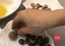 桂圆红枣小米粥的做法图解2