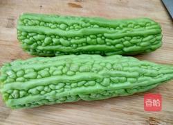 苦瓜酿香蕉的做法图解1