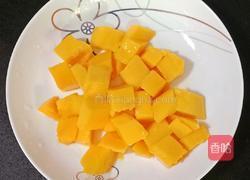 牛奶蜜豆芒果西米露的做法图解2