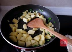 金针菇肥牛炖土豆的做法图解3