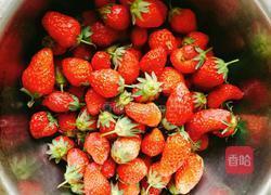 草莓果酱的做法图解1