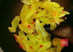 莴笋青蒜炒红肠的做法图解4